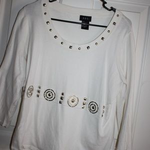 White, 3/4 sleeve knit sweater with adornment